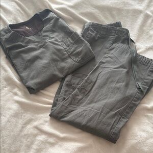 Carhartt Men's Green/Grey scrub set